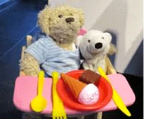 Knuffels aan tafel met een ijsje